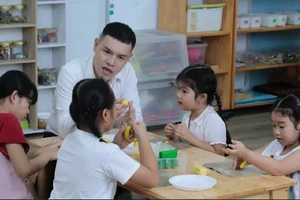Thầy Sự luôn được trẻ Mầm non quý mến. Ảnh: NVCC.