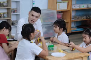 Thầy Lê Công Sự luôn được trẻ Mầm non quý mến. Ảnh: NVCC.