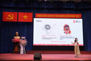 Bà Hà Đặng Như Quỳnh - Nghiên cứu sinh ngành Giáo dục học, Đại học Reading (Anh) chia sẻ tại buổi tập huấn.