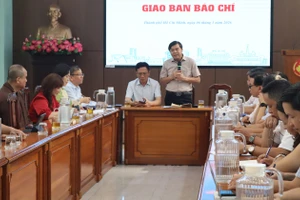 Ông Tăng Hữu Phong, Phó Ban Tuyên giáo và Dân vận Thành ủy TPHCM chủ trì buổi họp.
