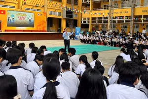 Thầy Nguyễn Hùng Khương chia sẻ với các em học sinh lớp 9.