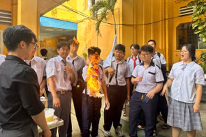 Học sinh khối 9 trải nghiệm các câu lạc bộ của Trường THPT Ten Lơ Man (TPHCM).