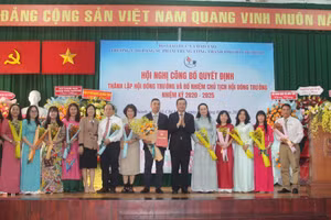 Thứ trưởng Nguyễn Văn Phúc trao Quyết định thành lập Hội đồng trường Trường Cao đẳng Sư phạm Trung ương TPHCM. Ảnh: H.P