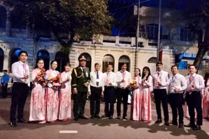 Lãnh đạo Sở GD&ĐT TPHCM thăm động viên thầy cô giáo tham gia đội hình Khối Trí thức.