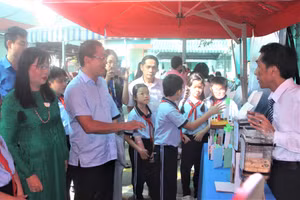 Đại biểu và học sinh tham quan khu vực trưng bày tại ngày hội.