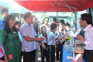 Đại biểu và học sinh tham quan khu vực trưng bày tại ngày hội.