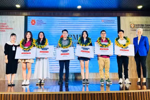 Học sinh VAS tại Lễ trao học bổng của Đại học RMIT tại cơ sở VAS Ba Tháng Hai.