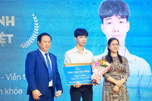 Sinh viên được vinh danh và trao tặng học bổng trong lễ Khai giảng của trường.