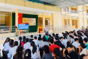 Trường Phổ thông Dân tộc Bán trú THCS Hồng Phong tổ chức tuyên truyền pháp luật cho học sinh.