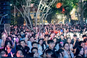 Khoảng 4.000 khán giả là các bạn trẻ đến tham gia đại nhạc hội Tuổi Hồng lần thứ 29 tại Trường THPT Nguyễn Thị Minh Khai.