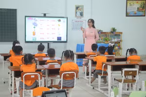 Trẻ lớp Lá, Trường mầm non Tân Phong (Quận 7) trong giờ học tiếng Việt tại lớp học giả định.