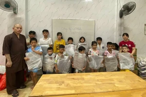 Đại đức Thích An Thuận tặng quà cho trẻ lớp học tình thương tại Phật đường Pháp Tuyền.