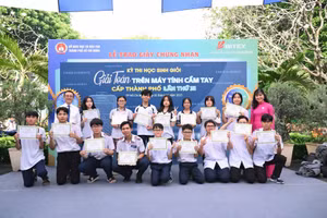 Ông Nguyễn Xuân Dũng – Chủ tịch HĐQT BITEX (ngoài cùng bên trái) tại Kỳ thi giải toán trên máy tính cầm tay TPHCM lần thứ 31.