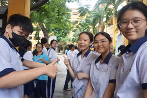 Thí sinh TPHCM dự thi môn chuyên tại điểm thi THPT Trưng Vương (Quận 1). (Ảnh: M.A)