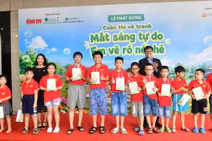 Ban tổ chức trao quà cho các em thiếu nhi.