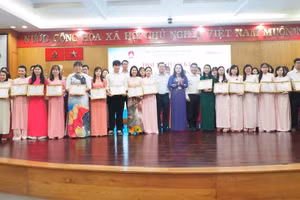 Sở GD&ĐT TPHCM khen thưởng các giáo viên tiểu học tham gia hiệu quả thực hiện lớp học số thời gian qua. Ảnh: H.P