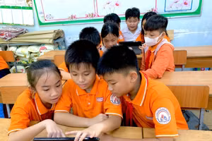 Học sinh rèn luyện kỹ năng công dân số trên máy tính bảng. 