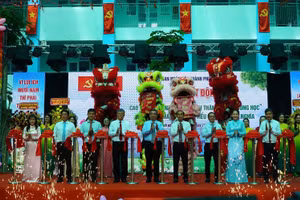  Các đại biểu cắt băng khánh thành Trường Tiểu học Trần Đại Nghĩa.