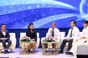 Các đại biểu tham gia tọa đàm về STEAM, AI và tiếng Anh toàn cầu trong hội nghị.