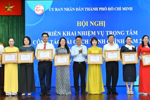 Phó Chủ tịch UBND TPHCM Nguyễn Mạnh Cường trao Bằng khen của Chủ tịch UBND TPHCM đến các tập thể, cá nhân.