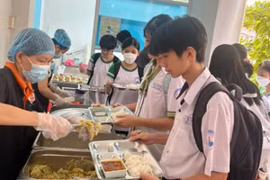 Bữa ăn bán trú của học sinh Trường THPT Nguyễn Thị Diệu.