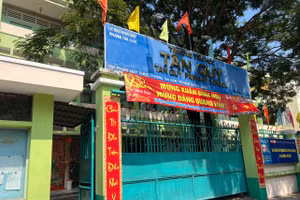 Trường Tiểu học Tân Quy đã ngưng cung cấp bữa ăn bán trú từ chiều 28/1. Ảnh: Phan Nam.