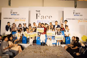 Ban tổ chức trao giải cho các em nhỏ tại đêm chung kết.