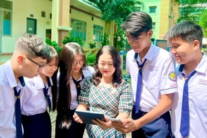 Bà Nguyễn Thị Kim Huệ, Hiệu trưởng Trường THPT Bình Tân trao đổi thông tin với học sinh.