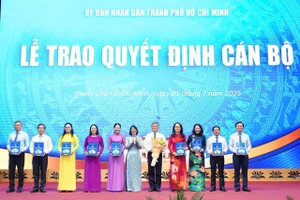 UBND TPHCM trao quyết định bổ nhiệm các thành viên Ban Giám đốc Sở GD&ĐT TPHCM sau sáp nhập. Ảnh: UBND TPHCM