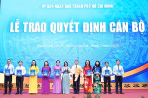 UBND TPHCM trao quyết định bổ nhiệm các thành viên Ban Giám đốc Sở GD&ĐT TPHCM sau sáp nhập. Ảnh: UBND TPHCM