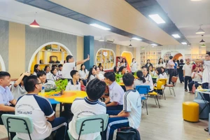 Hoạt động của học sinh Trường THPT chuyên Trần Đại Nghĩa tại thư viện trường (TPHCM)