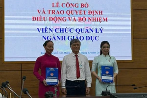 Ông Nguyễn Văn Hiếu, Giám đốc Sở GD&ĐT TPHCM trao quyết định bổ nhiệm.