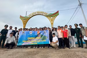 30 học sinh Trường THCS-THPT Thạnh An trước khi lên đường vào đất liền tham gia kỳ thi tốt nghiệp THPT.