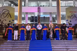 Các đại biểu cắt băng khai mạc triển lãm.