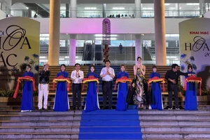 Các đại biểu cắt băng khai mạc triển lãm.