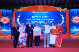 Lãnh đạo Tập đoàn giáo dục quốc tế Nam Việt và Trường Mầm non-TiH-THCS-THPT Nam Việt tặng quà và học bổng cho em Lê Quốc Thịnh.