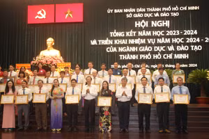 Dịp này, UBND TPHCM đã tặng danh hiệu Tập thể Lao động xuất sắc năm học 2023-2024 cho 136 tập thể có thành tích hoàn thành xuất sắc nhiệm vụ trong năm học, góp phần tích cực trong phong trào thi đua của thành phố.