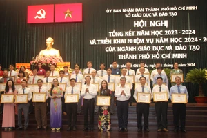 Dịp này, UBND TPHCM đã tặng danh hiệu Tập thể Lao động xuất sắc năm học 2023-2024 cho 136 tập thể có thành tích hoàn thành xuất sắc nhiệm vụ trong năm học, góp phần tích cực trong phong trào thi đua của thành phố.