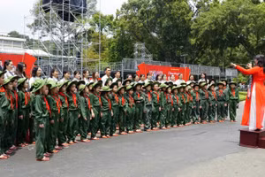 Màn biểu diễn của học sinh và giáo viên Trường Tiểu học Phú Thọ (Quận 11, TPHCM).