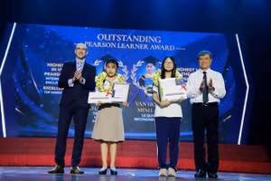 Vinh danh 2 học sinh đạt thành tích cao nhất là em Trần Hà Thanh Trúc và Văn Hoàng Minh Anh.