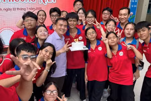 Thầy Trịnh Hoàng Quân luôn được học sinh tin yêu, quý mến. Ảnh" NTCC.