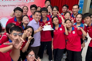 Thầy Trịnh Hoàng Quân luôn được học sinh tin yêu, quý mến. Ảnh" NTCC.