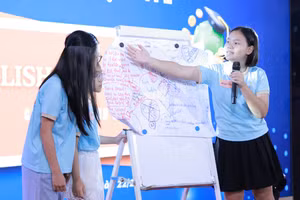 Các thí sinh tham gia các phần thi phản biện sôi nổi tại cuộc thi.