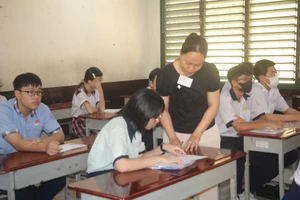 Học sinh TPHCM trong buổi làm thủ tục dự thi vào lớp 10.