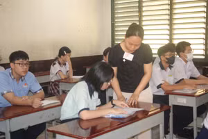 Học sinh TPHCM trong buổi làm thủ tục dự thi vào lớp 10.