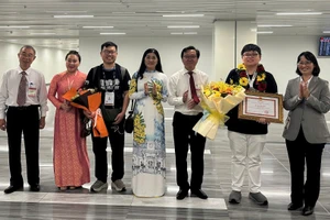 Phó Chủ tịch UBND TPHCM Trần Thị Diệu Thuý cùng lãnh đạo Sở GD&ĐT và các thầy cô chúc mừng và tặng bằng khen cho em Lê Phan Đức Mân đạt huy chương Bạc Olympic Toán quốc tế.