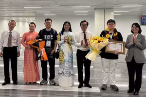 Phó Chủ tịch UBND TPHCM Trần Thị Diệu Thuý cùng lãnh đạo Sở GD&ĐT và các thầy cô chúc mừng và tặng bằng khen cho em Lê Phan Đức Mân đạt huy chương Bạc Olympic Toán quốc tế.