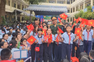 Học sinh Trường tiểu học Phú Thọ hào hứng với các hoạt động hướng đến ngày thành lập Quân đội nhân dân Việt Nam.