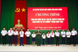 Đại tá Đinh Văn Bộ, Phó Chính ủy BĐBP Bình Thuận trao học bổng cho các em nhận đỡ đầu theo Dự án “Cán bộ, chiến sỹ quân đội nâng bước em tới trường”.