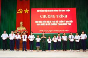 Đại tá Đinh Văn Bộ, Phó Chính ủy BĐBP Bình Thuận trao học bổng cho các em nhận đỡ đầu theo Dự án “Cán bộ, chiến sỹ quân đội nâng bước em tới trường”.